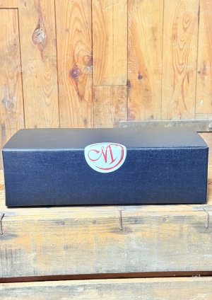 boite-noire-fermee-avec-etiquette-cave-martiniere_1434210635